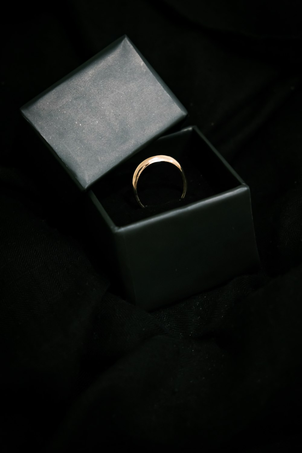 Anillo solitario en oro 18K con circonia talla brillante