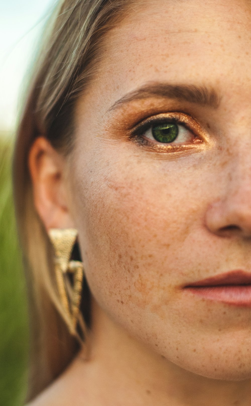 Aros huggie en oro 18K, acabado pulido