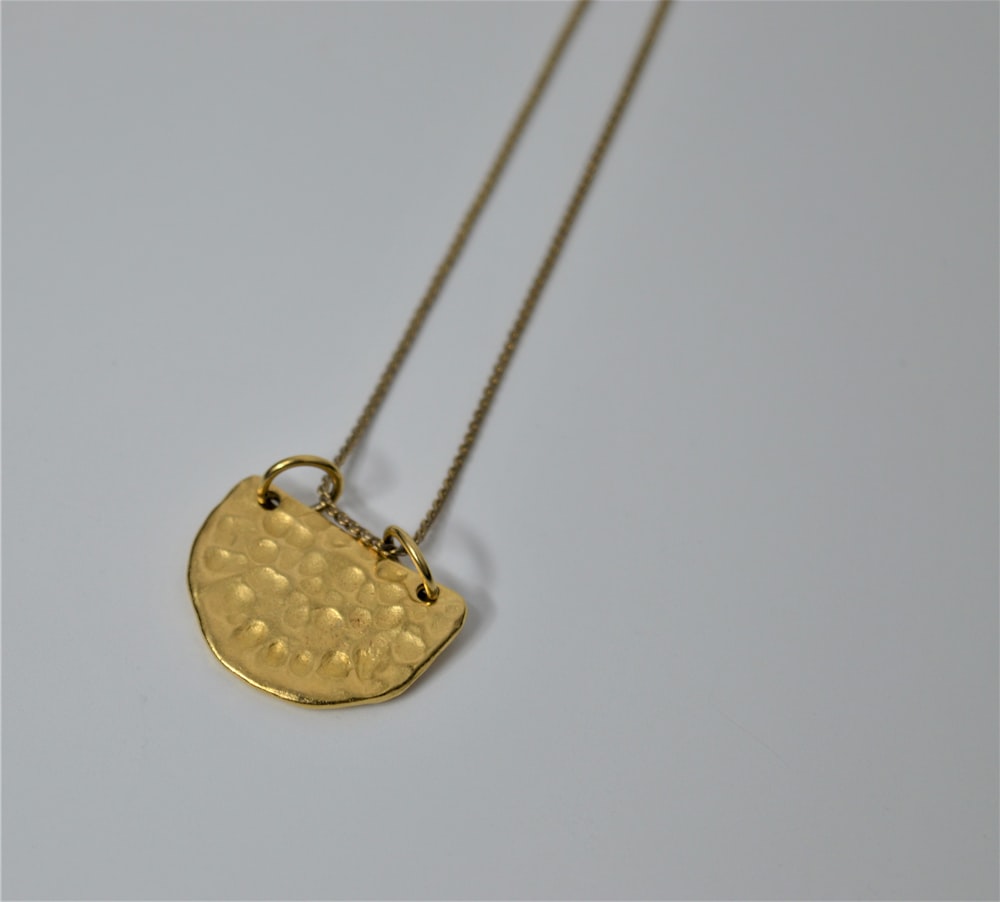 Dije corazón en oro 18K con cadena fina